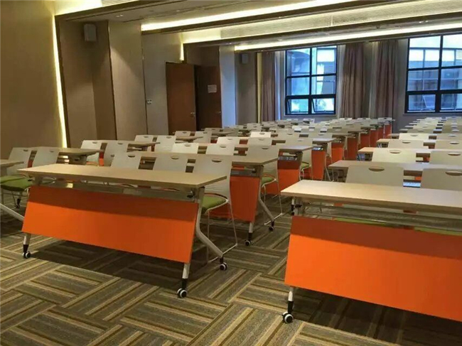 会议椅子的会议室环境