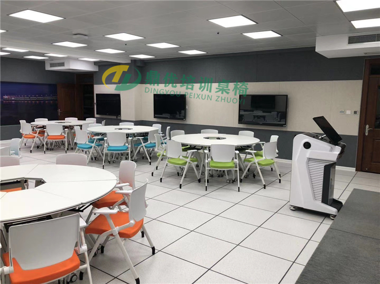 多屏互动智慧教室桌椅案例-鼎优家具